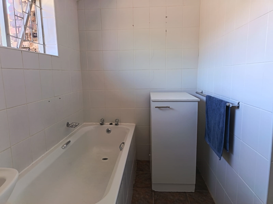 To Let 3 Bedroom Property for Rent in Jeffreys Bay Central Eastern Cape